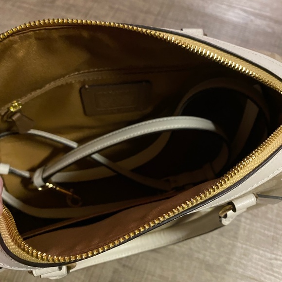 Brand new coach - Picture 2 of 2